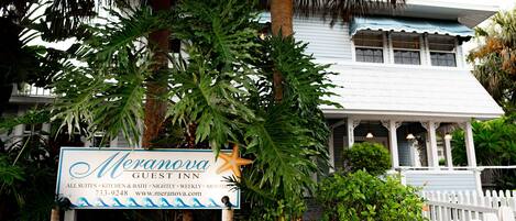 Vista frontal de la propiedad