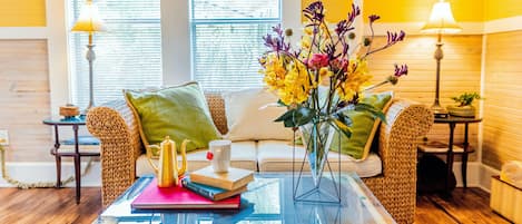 Departamento ejecutivo, 2 habitaciones, cocina, vista al jardín (Plantation) | Área de sala de estar | Televisión LED de 32 pulgadas con canales por cable y televisión