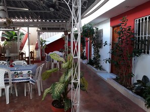 每日供應當地料理早餐 (每人 USD5)