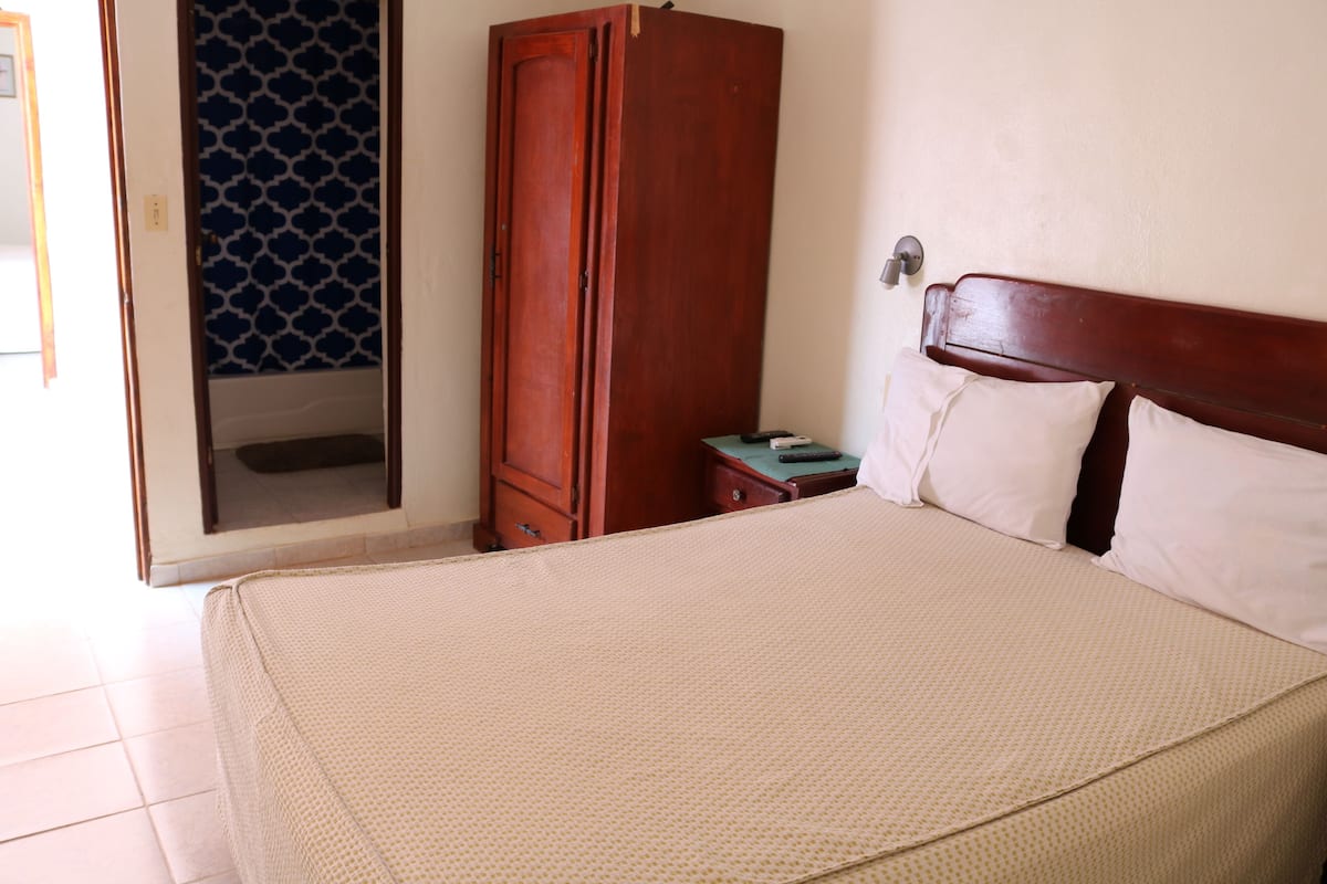 Habitación básica, para fumadores | Ropa de cama de alta calidad, muebles diferentes y wifi gratis