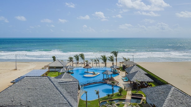 Ein Resort mit großem Schwimmbad, Strand und Meerblick.