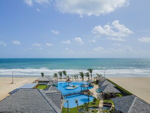 A resort with a large swimming pool, beach, and ocean view. - The Coral Beach Resort by Atlantica (Trairi)