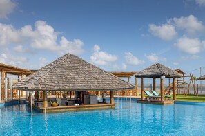 Swim-up bar - The Coral Beach Resort by Atlantica (Trairi)