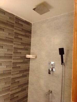 Shower, rainfall showerhead, free toiletries, slippers - Cox's Inn (Cox's Bazar)