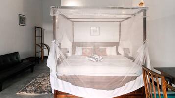 In-room safe, soundproofing, iron/ironing board, free WiFi