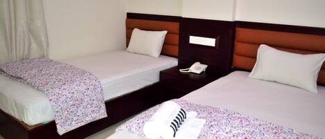 Premier-Zweibettzimmer, 1 Schlafzimmer, Raucher, Blick auf die Anlage | Hochwertige Bettwaren, Zimmersafe, Schreibtisch, kostenloses WLAN