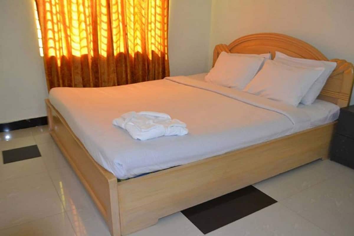 Habitación estándar doble, 1 habitación, fumadores, vistas a la colina | Ropa de cama de alta calidad, caja fuerte, escritorio y wifi gratis
