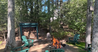 QUINTESSENTIAL MAINE LOG CABIN SET ON GORGEOUS LAKE