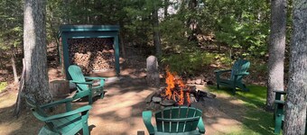 QUINTESSENTIAL MAINE LOG CABIN SET ON GORGEOUS LAKE