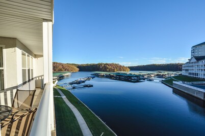 Parkview Bay Condo Overlooks Pool & Lake, Great Location Near Mall, Free Wi-Fi!