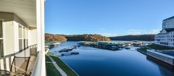 Parkview Bay Condo har utsikt över poolen och sjön, bra lÀge nÀra köpcentret, gratis Wi-Fi!