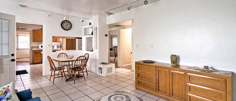 平板电视、DVD 播放器、书