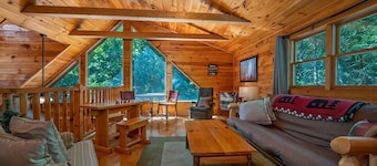  Huge log homeHOT TUB/ GAMEroom/PRIVATE/hiking/pet/private lake accessl