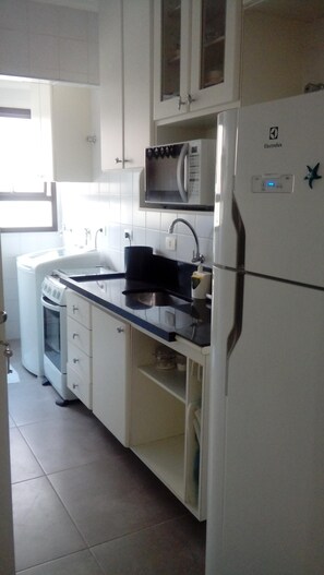 Refrigerador, microondas, horno, placa de cocina