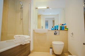 Separate bathtub and shower, rainfall showerhead, free toiletries - Executive 2 Bed Apartment (London)