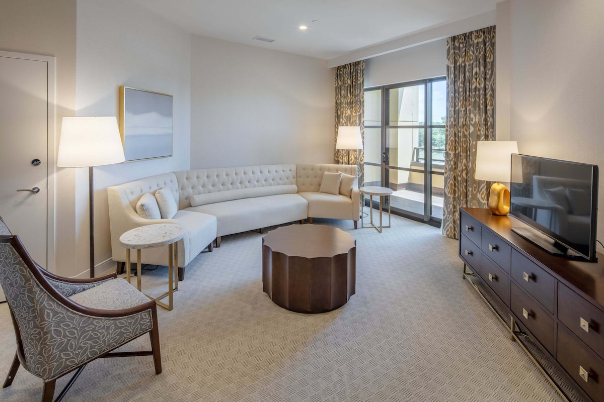 Lakeview King Suite with Balcony - Yoga & Wellness Activities | 湖景