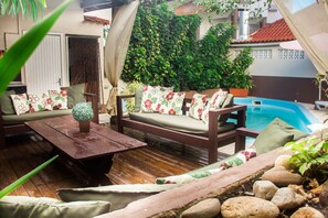 Una piscina al aire libre, sombrillas, tumbonas