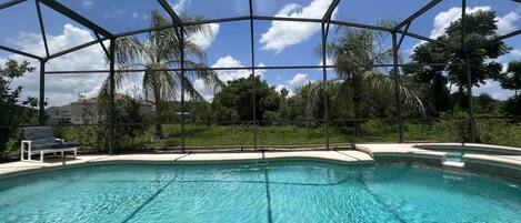 Una piscina al aire libre, una piscina climatizada