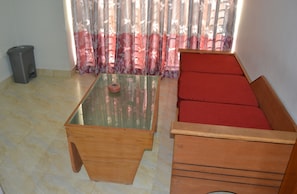 Deluxe Suite, Sea View | Living area