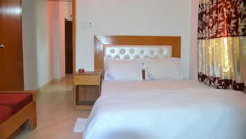 Quarto triplo luxo, vista para a colina | Roupas de cama premium, escrivaninha, cortinas blackout