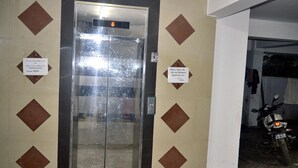 Um elevador com um visor digital exibindo o n úmero 6.