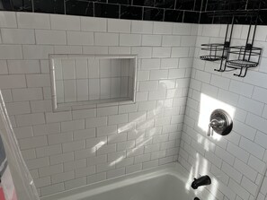 Ducha y bañera combinadas y toallas