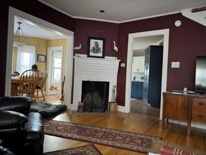 Smart TV, fireplace, video games, DVD player - Charming Bungalow Near Everything/Dog OK/3BR/2bath. (Old Orchard Beach)