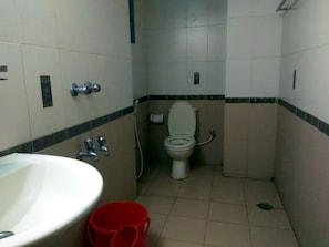 Habitación familiar, 2 habitaciones, para fumadores, vista parcial al mar | Baño | Regadera, regadera tipo lluvia, amenidades de baño gratuitas, pantuflas 