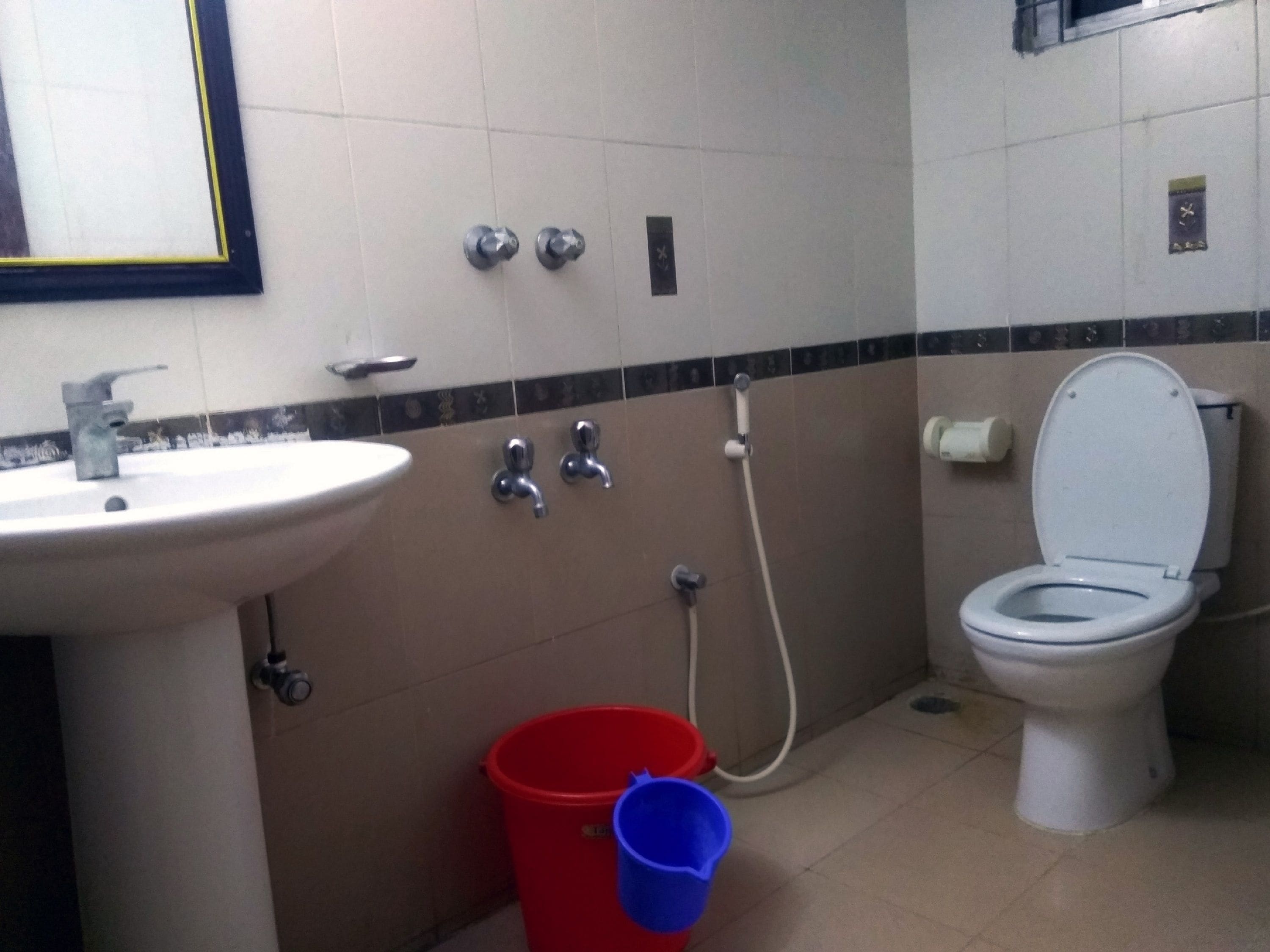 Quarto família, 2 quartos, para fumantes, vista para o mar | Banheiro | Chuveiro, chuveiro com efeito de chuva, produtos de toalete grátis 