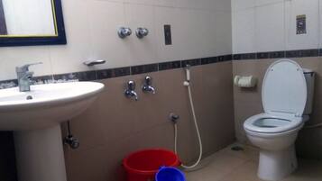 Quarto família, 2 quartos, para fumantes, vista para o mar | Banheiro | Chuveiro, chuveiro com efeito de chuva, produtos de toalete grátis