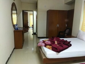 家庭房, 2 间卧室, 吸烟房, 海景 | 2 多间卧室、高档床上用品、办公桌、遮光窗帘