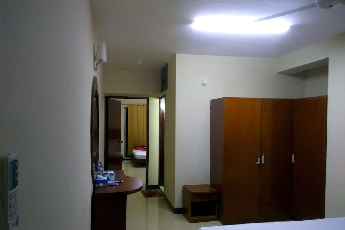 Phòng dành cho gia đình, 2 phòng ngủ, hút thuốc, quang cảnh một góc biển | 2 phòng ngủ, bộ đồ giường cao cấp, bàn, màn/rèm cản sáng 