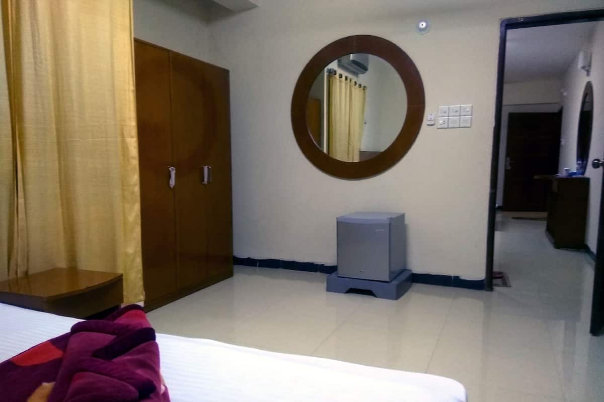 Phòng dành cho gia đình, 2 phòng ngủ, hút thuốc, quang cảnh đồi núi | 2 phòng ngủ, bộ đồ giường cao cấp, bàn, màn/rèm cản sáng 