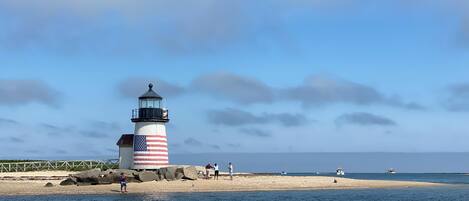 Nära stranden, solstolar och strandhanddukar