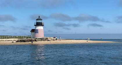 * Eristäytynyt Gem * Prime-sijainti. 5 min kävelymatkan päässä Beach & Downtownista. Ostokset / Ruokailu. WiFi