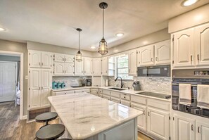 Fridge, microwave, stovetop, dishwasher - Lakeview Home - 1 Mile from Bull Shoals Lake! (Lakeview)