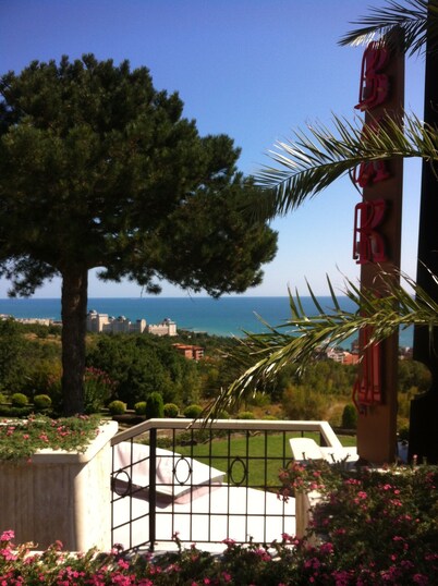 Princess room in Pool View apartment, big terrace over tennis court, bath&dusch.