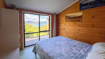 3 bedrooms, desk, WiFi, bed sheets