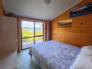 3 bedrooms, desk, WiFi, bed sheets