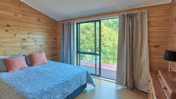 3 bedrooms, desk, WiFi, bed sheets