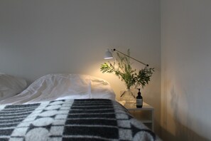 4 makuuhuonetta, työpöytä, silitysrauta/-lauta, vauvan matkasänky