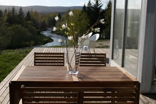 Luxury riverfront villa, w/ hot tub and close to the Golden Circle