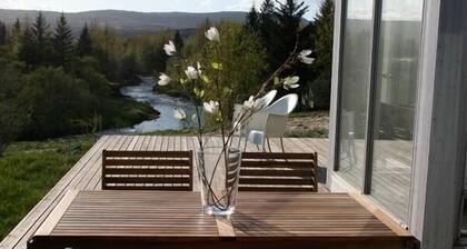 Luxury riverfront villa, w/ hot tub and close to the Golden Circle