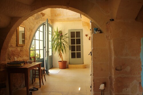 Maalaistalo oma yksityinen uima-allas täynnä luonnetta ja viehätysvoimaa