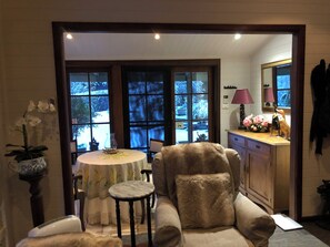 Smart-TV, Kamin, DVD-Player, Bücher