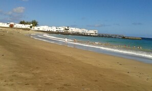 Playa en los alrededores y toallas de playa 