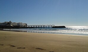 Nær stranden og strandhåndklær