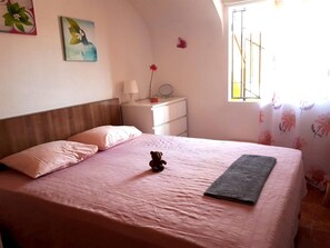 2 Schlafzimmer, Schreibtisch, Bügeleisen/Bügelbrett, Reisekinderbett