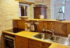 Refrigerador, horno, parrilla de estufa y cafetera y tetera 