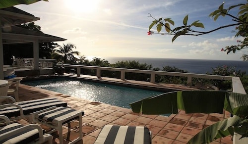 Abgelegene 2 Schlafzimmer Villa mit atemberaubendem Blick über das Karibische Meer